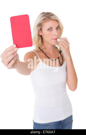 Junge Frau bläst Pfeifen und halten rote Karte Stockfoto