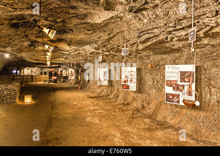 Besucher-tour durch das Salz mine in Bex. Anzeige der verschiedenen Arten von Lampen, die von den Bergleuten verwendet wurden.  Die Salzlagerstätten in Stockfoto