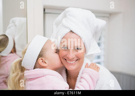 Niedliche kleine Mädchen mit Mutter im Bademantel Stockfoto