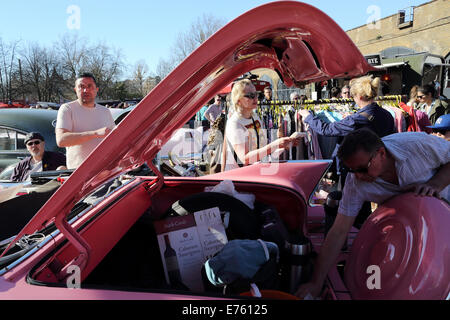 Der klassische Flohmarkt an der Southbank Centre, South Bank, London, UK. Oldtimer, Mode und Stil Foto: Pixstory Stockfoto