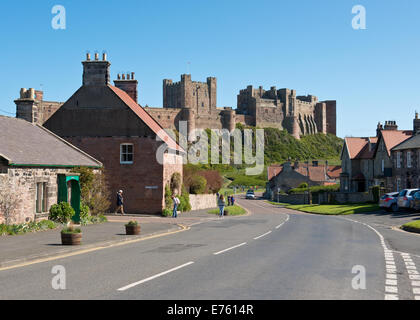 Bamburgh Castle und Dorf in Northumberland, England, Großbritannien Stockfoto