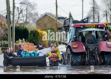 Überschwemmungen an der Somerset Ebene - ein Bewohner von Moor ist aus steigenden Hochwasser durch ein Polizei-Boot-Team Februar 2014 gerettet Stockfoto