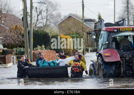 Überschwemmungen an der Somerset Ebene - ein Bewohner von Moor ist aus steigenden Hochwasser durch ein Polizei-Boot-Team Februar 2014 gerettet Stockfoto