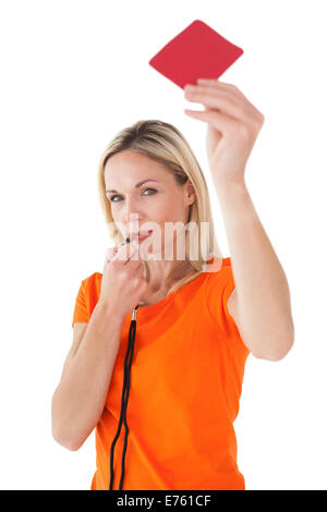 Reife Frau bläst Pfeifen und halten rote Karte Stockfoto