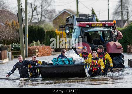 Überschwemmungen an der Somerset Ebene - ein Bewohner von Moor ist aus steigenden Hochwasser durch ein Polizei-Boot-Team Februar 2014 gerettet Stockfoto