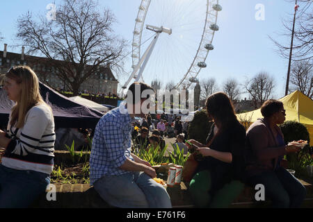 Der klassische Flohmarkt an der Southbank Centre, South Bank, London, UK. Oldtimer, Mode und Stil Foto: Pixstory Stockfoto