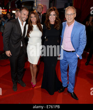 Hamburg, Deutschland. 7. Sep, 2014. Fußball pro Rafael van der Vaart der Hamburger SV (L-R) und Sabia Boulahrouz kommen zusammen mit Moderator Reinhold Beckmann und seine Frau Kerstin für die "Nacht der Legenden 2014 kommen" (Nacht der Legenden-2014) in Hamburg, Deutschland, 7. September 2014. Nacht der Legenden 2014 ist ein Charity-Event, wo ehemalige Fußball-Profis in zwei Teams gegeneinander spielen. Jugendprojekten in benachteiligten Stadtvierteln in Hamburg sind der Erlös gespendet. Foto: Daniel Reinhardt/Dpa/Alamy Live News Stockfoto