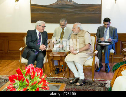 HANDOUT - der deutsche Außenminister Frank-Walter Steinmeier (L, SPD) im Gespräch mit indischen Premierminister Narendra Modi (2. v. R) in Neu-Delhi, Indien, 8. September 2014. Deutschland will auf die weitere Zusammenarbeit zwischen den beiden Ländern trotz der neuen nationalistischen Regierung. Foto: HANDOUT/THOMAS KOEHLER/PHOTOTEK.NET/dpa Stockfoto