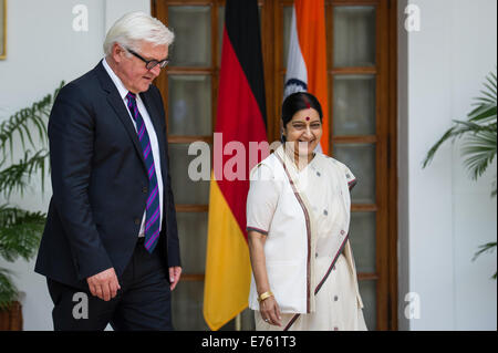 Neu-Delhi, Indien. 08. Sep, 2014. Indischen Außenminister Sushma Swaraj und deutschen Außenminister Frank-Walter Steinmeier (SPD) treffen sich zu einem Gespräch in New Delhi, Indien, 8. September 2014. Steinmier ist bei einem zweitägigen Besuch in Indien. Foto: MAJA HITIJ/Dpa/Alamy Live News Stockfoto