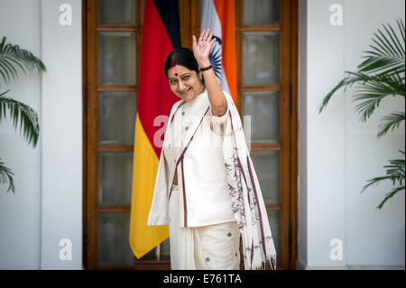 Neu-Delhi, Indien. 08. Sep, 2014. Indischer Außenminister Sushma Swaraj Wellen vor einem Treffen mit deutschen Außenminister Frank-Walter Steinmeier (SPD) in Neu-Delhi, Indien, 8. September 2014. Steinmier ist bei einem zweitägigen Besuch in Indien. Foto: MAJA HITIJ/Dpa/Alamy Live News Stockfoto