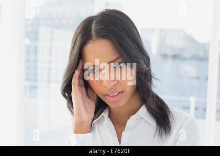 Geschäftsfrau leidet eine starke Kopfschmerzen Stockfoto