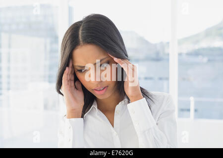 Geschäftsfrau leidet eine starke Kopfschmerzen Stockfoto