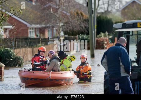 Überschwemmungen an der Somerset Ebene - ein Bewohner von Moor wird aus ihrem Haus gerettet, von BARB (Burnham-on-Sea-Bereich Rescue Boat) Stockfoto