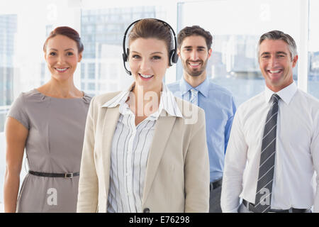 Geschäftsfrau trägt eine Arbeit-Kopfhörer Stockfoto