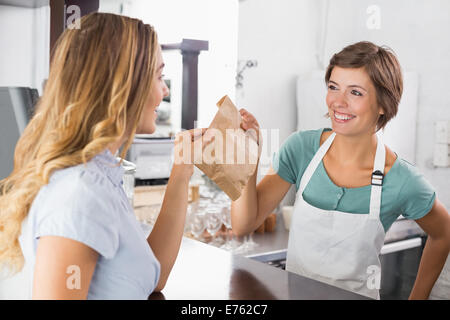 Barista serviert einen zufrieden Kunde Stockfoto
