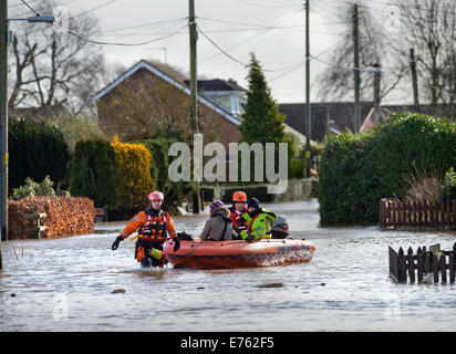 Überschwemmungen an der Somerset Ebene - ein Bewohner von Moor wird aus ihrem Haus gerettet, von BARB (Burnham-on-Sea-Bereich Rescue Boat) Stockfoto