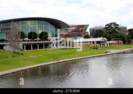 Das Kongresszentrum entlang des River Torrens und der SAHMRI Gebäude auf der rechten Seite in Adelaide Australien Stockfoto