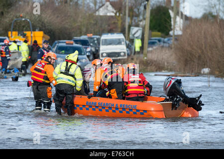 Überschwemmungen an der Somerset Ebene - ein Bewohner von Moor wird aus ihrem Haus gerettet, von BARB (Burnham-on-Sea-Bereich Rescue Boat) Stockfoto