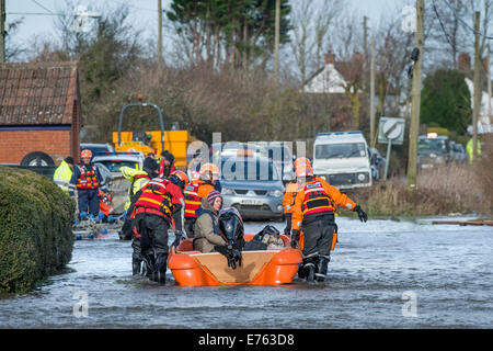 Überschwemmungen an der Somerset Ebene - ein Bewohner von Moor wird aus ihrem Haus gerettet, von BARB (Burnham-on-Sea-Bereich Rescue Boat) Stockfoto