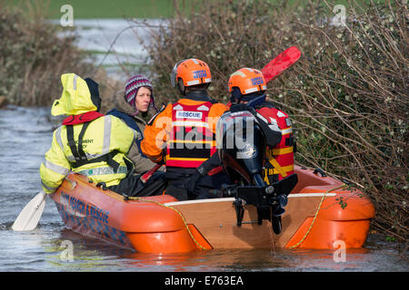 Überschwemmungen an der Somerset Ebene - ein Bewohner von Moor wird aus ihrem Haus gerettet, von BARB (Burnham-on-Sea-Bereich Rescue Boat) Stockfoto