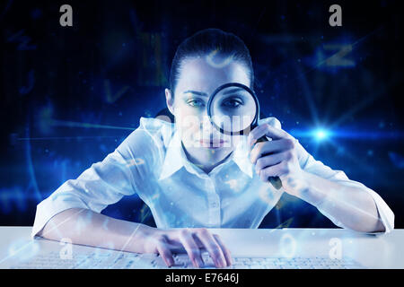 Zusammengesetztes Bild der Geschäftsfrau Typisierung und Blick durch die Lupe Stockfoto