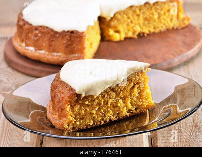 Karottenkuchen auf Glasplatte auf Holztisch Stockfoto