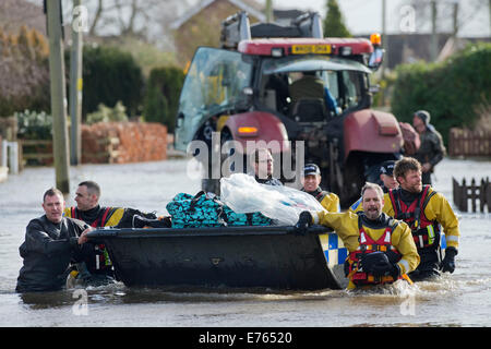 Überschwemmungen an der Somerset Ebene - ein Bewohner von Moor ist aus steigenden Hochwasser durch ein Polizei-Boot-Team Februar 2014 gerettet Stockfoto