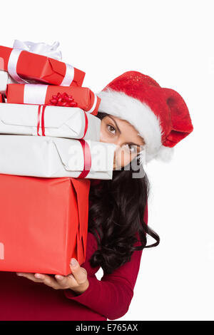Frau hält viele Weihnachtsgeschenke Stockfoto