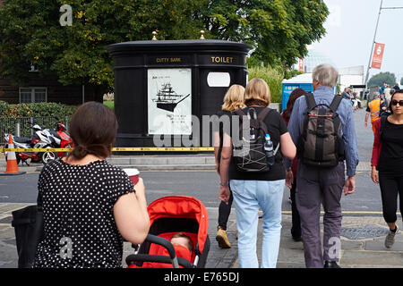 Greenwich, London - Werbung Horten Adshells rund um die britische Klipper Cutty Sark Stockfoto