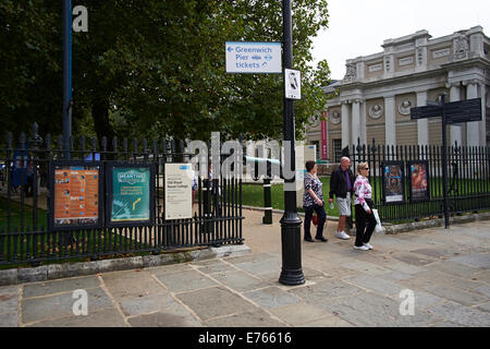 Greenwich, London - Werbung Horten Adshells rund um die britische Klipper Cutty Sark Stockfoto