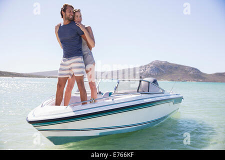 Paar steht auf Boot zusammen Stockfoto