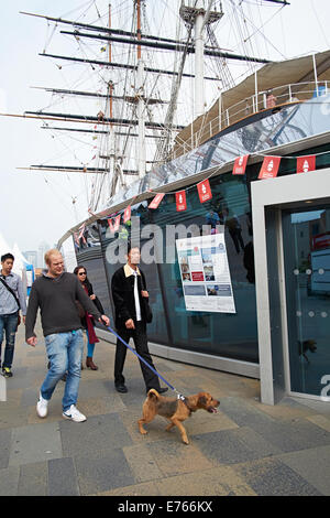 Greenwich, London - Werbung Horten Adshells rund um die britische Klipper Cutty Sark Stockfoto