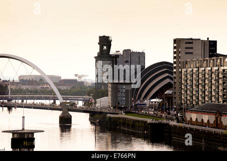 Fluss Clyde nach Westen mit zusammengekniffenen Brücke und Finnieston Crane Stockfoto