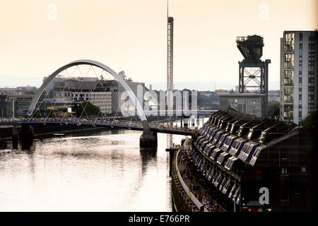 Fluss Clyde nach Westen mit zusammengekniffenen Brücke und Finnieston Crane Stockfoto