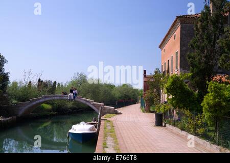 Frisch Verliebte auf der Ponte del Diavolo oder des Teufels zu überbrücken, Insel Torcello, Venedig, Italien, Europa Stockfoto