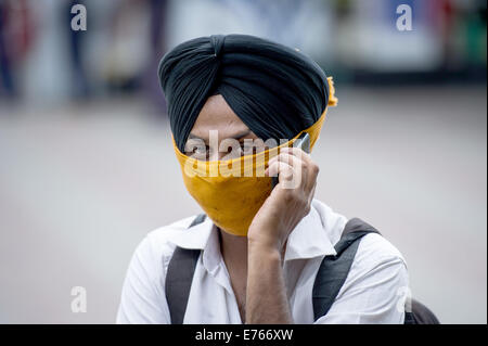Ein Mann spricht am Telefon in Neu-Delhi, Indien, 8. September 2014. Foto: Maja Hitij/dpa Stockfoto