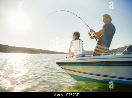 Vater und Sohn auf Boot Angeln Stockfoto