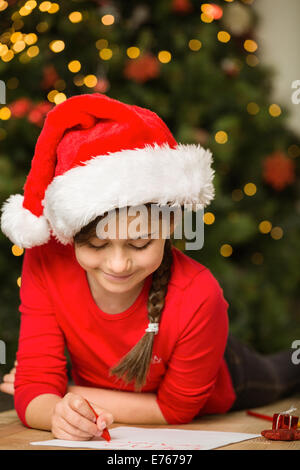 Kleines Mädchen Brief an den Weihnachtsmann zu Weihnachten Stockfoto