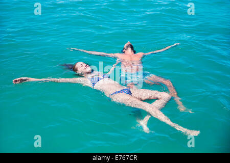 Paar in Wasser zusammen entspannen Stockfoto