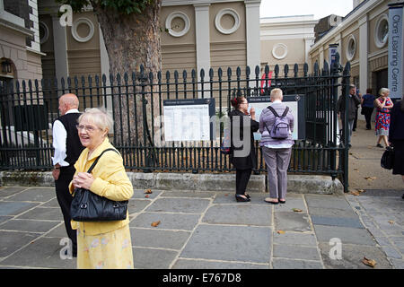 Greenwich, London - Werbung Horten Adshells rund um die britische Klipper Cutty Sark Stockfoto