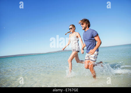 Paar zusammen in Wasser laufen Stockfoto