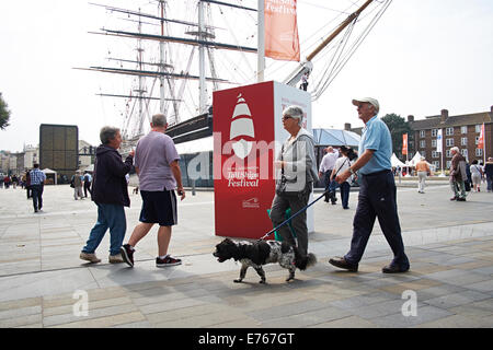 Greenwich, London - Werbung Horten Adshells rund um die britische Klipper Cutty Sark Stockfoto