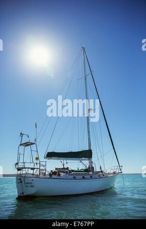 Segelboot im Wasser an sonnigen Tag Stockfoto