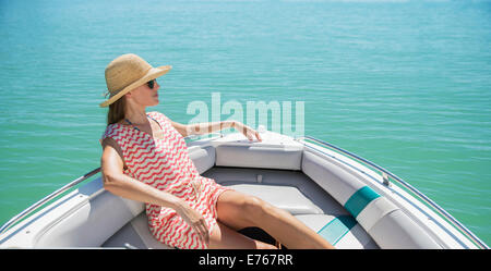 Frauen, die im Boot auf dem Wasser entspannen Stockfoto