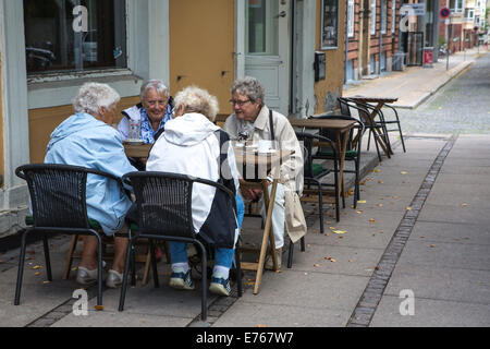 Vier ältere Freunde zu Mittag, Kopenhagen, Dänemark Stockfoto