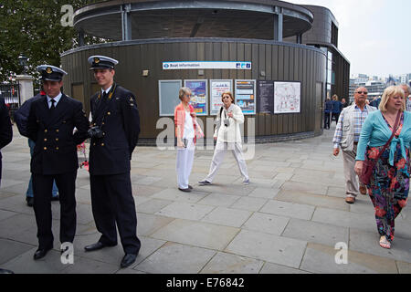 Greenwich, London - Werbung Horten Adshells rund um die britische Klipper Cutty Sark Stockfoto