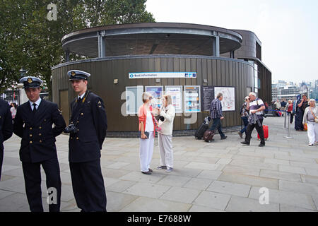 Greenwich, London - Werbung Horten Adshells rund um die britische Klipper Cutty Sark Stockfoto