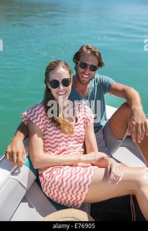 Paar, sitzen im Boot auf dem Wasser Stockfoto