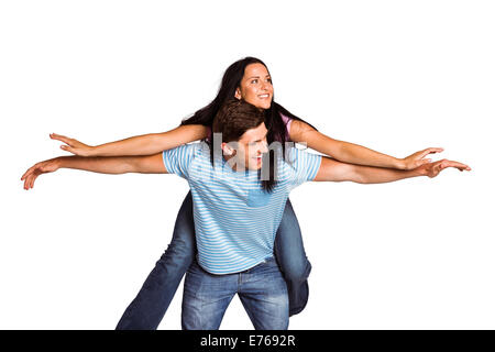 Junger Mann geben Freundin eine Huckepack Fahrt Stockfoto