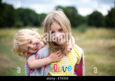 Geschwister im freien Stockfoto